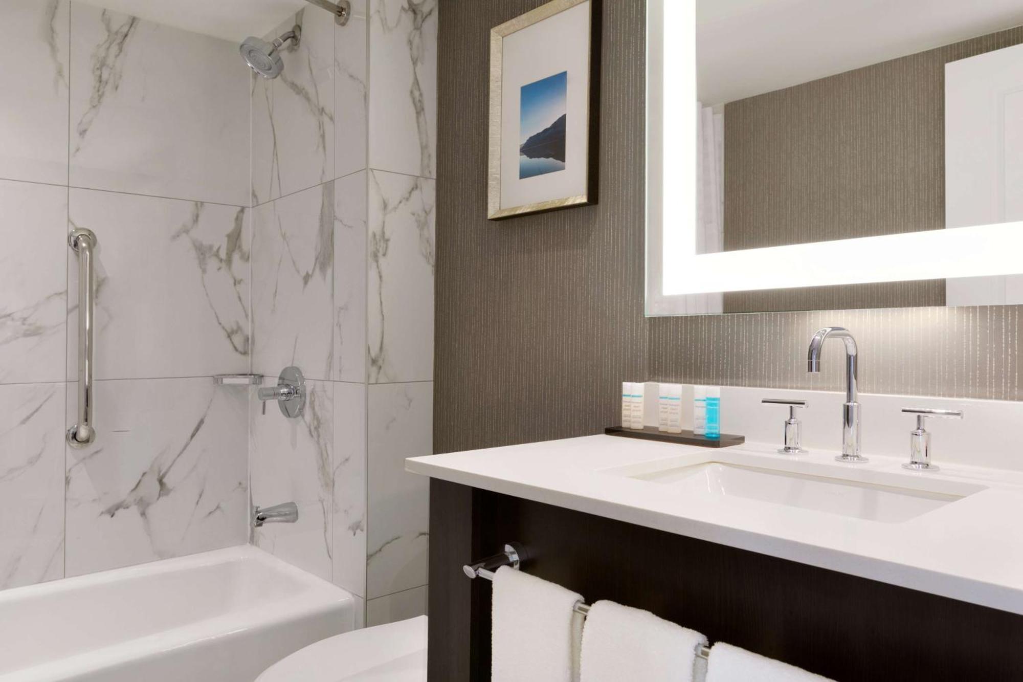 Embassy Suites By Hilton Toronto Airport Ngoại thất bức ảnh