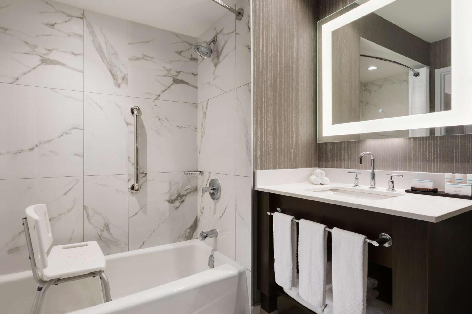 Embassy Suites By Hilton Toronto Airport Ngoại thất bức ảnh