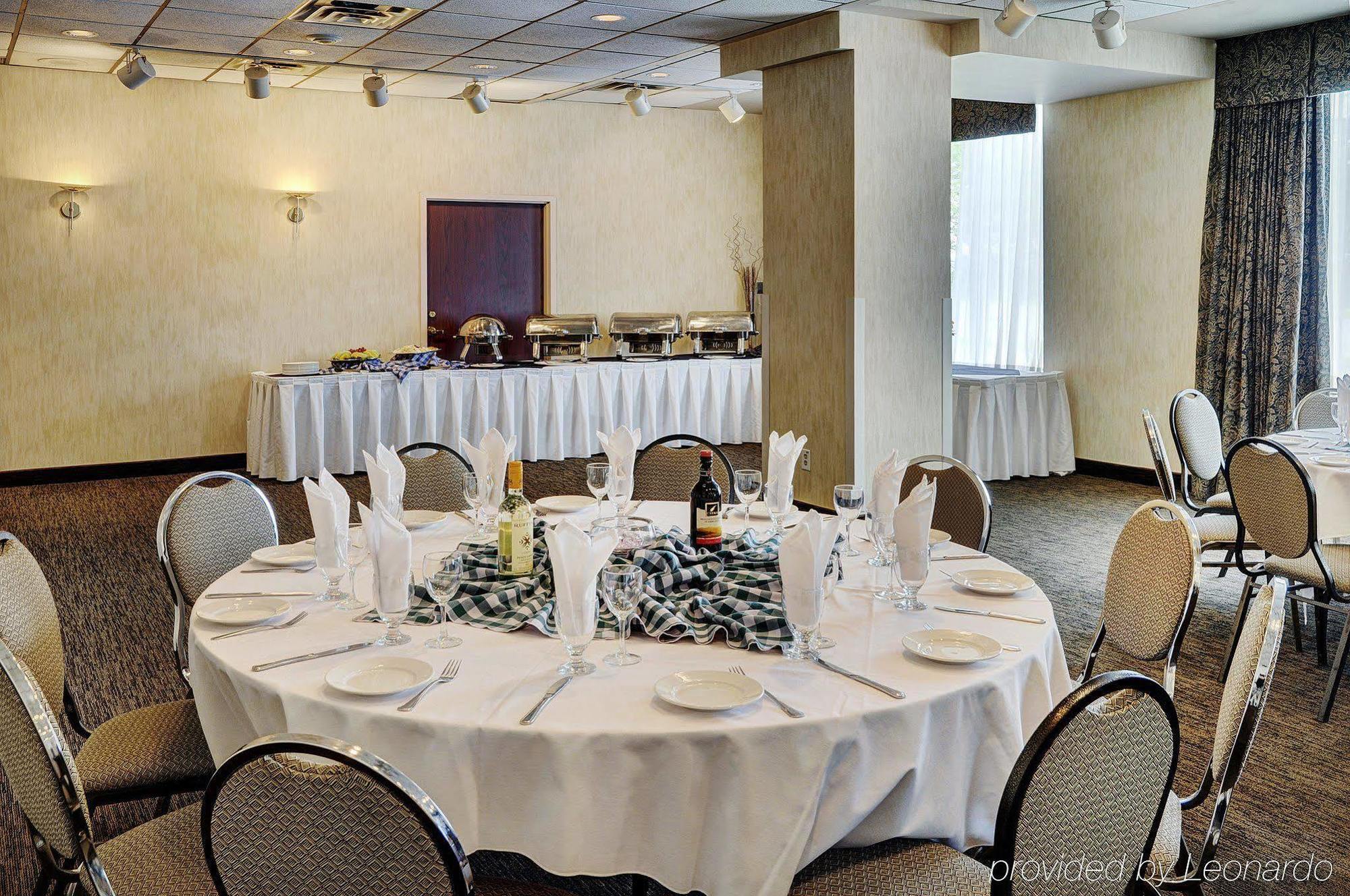 Embassy Suites By Hilton Toronto Airport Ngoại thất bức ảnh